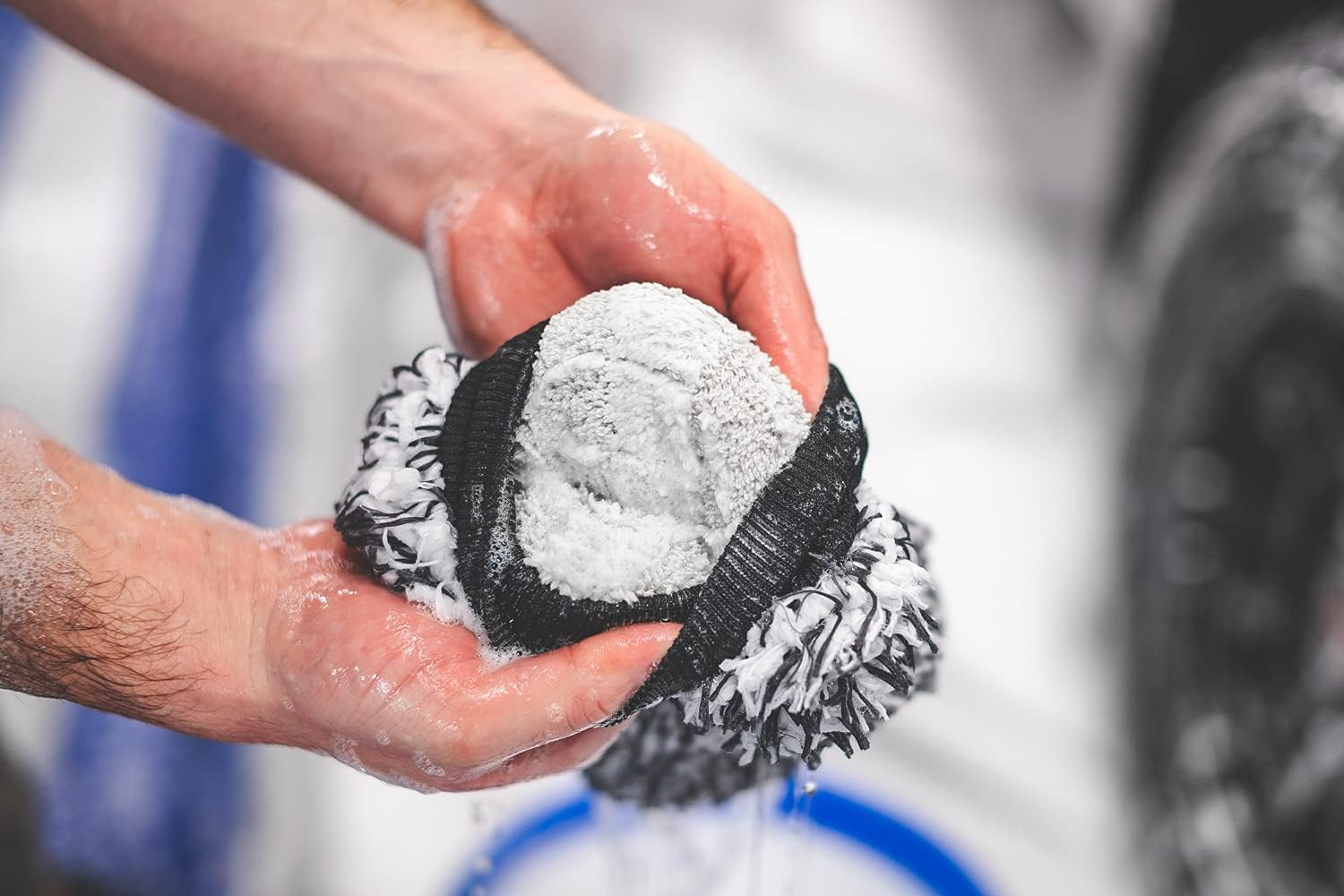 The Rag Company - The Cyclone Ultra Wash Mitts - 70/30 'Gauntlet' Blend Korean Microfiber, Foam Padding, Scratch-Free, Lint-Free, Great for Rinseless Washing, 8in x 9in, Blue + Black (2-Pack)