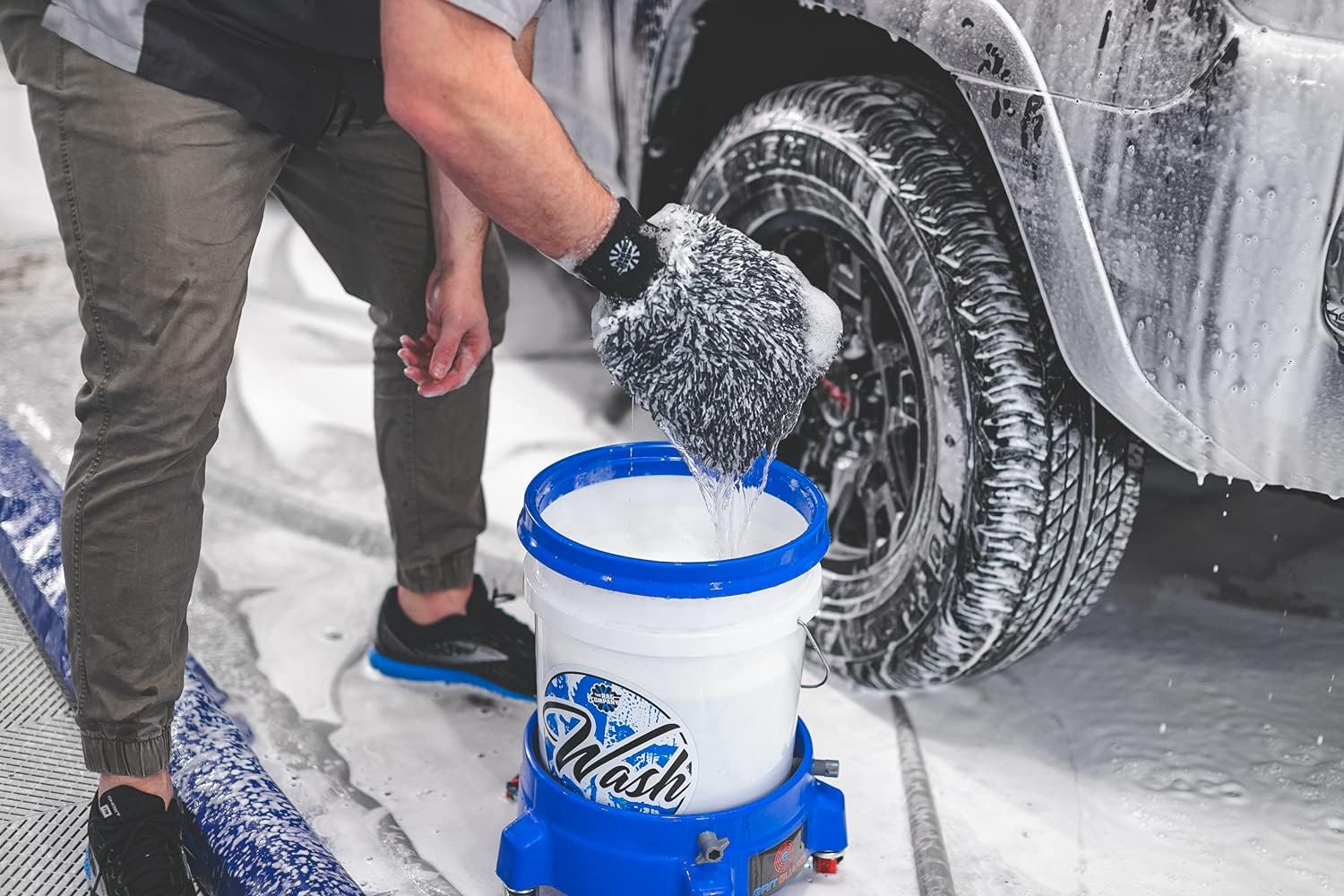 The Rag Company - The Cyclone Ultra Wash Mitts - 70/30 'Gauntlet' Blend Korean Microfiber, Foam Padding, Scratch-Free, Lint-Free, Great for Rinseless Washing, 8in x 9in, Blue + Black (2-Pack)
